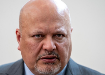 Karim Khan deixa a Procuradoria do Tribunal Penal Internacional após decisão dos países-membros. Afastamento ocorreu após denúncias de suposta má conduta.