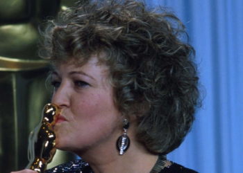 Brenda Fricker morreu aos 81 anos em Dublin. Atriz venceu o Oscar por “Meu Pé Esquerdo” e ficou conhecida pela Senhora dos Pombos de “Esqueceram de Mim 2”.