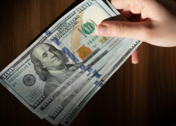 Mercados financeiros encerram a semana com dólar quase estável e Ibovespa em queda. Petróleo recua após expectativa de negociações entre EUA e Irã.