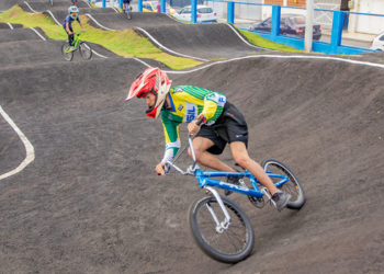 Prefeitura de Macaé inaugura pista de BMX revitalizada no Parque Aeroporto com nova estrutura, iluminação e apoio a projetos esportivos.
