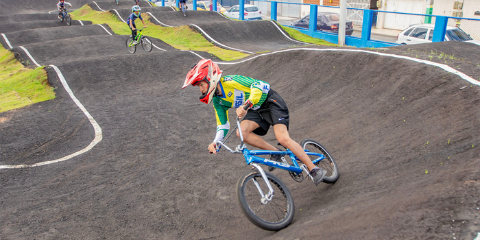 Prefeitura de Macaé inaugura pista de BMX revitalizada no Parque Aeroporto com nova estrutura, iluminação e apoio a projetos esportivos.
