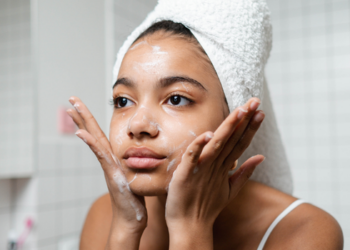 Pesquisa mostra que brasileiros recorrem mais à internet do que aos dermatologistas para obter informações sobre cuidados com a pele.