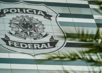 Flávio Bolsonaro enviou esclarecimentos por escrito à Polícia Federal e negou ter cometido calúnia contra Lula em publicação feita nas redes sociais.