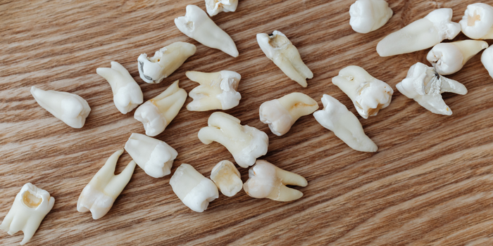 Sonhar com dente caindo, quebrado ou mole pode estar relacionado a insegurança, mudanças, comunicação e medo de perdas. Entenda os significados.