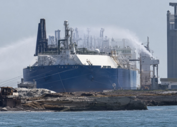 Autoridades egípcias investigam ataque contra navios de gás no Mediterrâneo.