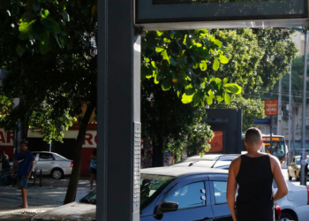 El Niño deve permanecer até 2027 e pode alterar chuvas e temperaturas no Brasil. Especialistas defendem adaptação de casas, cidades e infraestrutura.