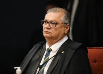Apenas dez dos 21 partidos intimados por Flávio Dino responderam ao STF sobre a participação de dirigentes na distribuição de emendas parlamentares.