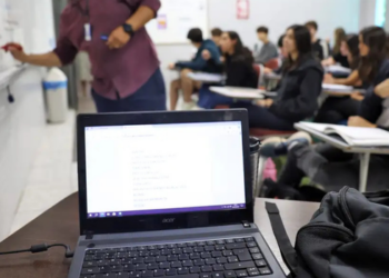 Estudantes pré-selecionados no Fies do segundo semestre devem complementar dados até 4 de agosto. Programa oferece 75,5 mil vagas em instituições privadas.