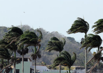 Equipes atuam após vendaval causar bloqueios e falhas em semáforos de Macaé.