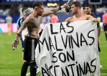 FIFA investiga a seleção argentina por exibição de bandeira sobre as Malvinas e por incidentes registrados durante a Copa do Mundo de 2026.