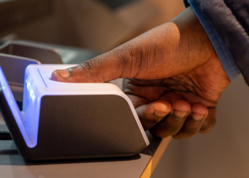 Biometria será utilizada em todas as seções eleitorais em 2026, mas a falta do cadastro ou falhas na leitura das digitais não impedirão o eleitor regular de votar.