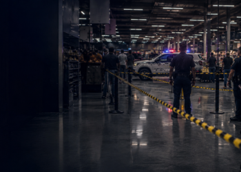 Mulher de 40 anos é morta a facadas dentro de supermercado na zona norte de São Paulo. Suspeito foi preso e teve a prisão convertida em preventiva.