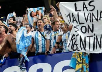 FIFA multa AFA em US$ 321 mil e determina redução de 50% do público em jogos da Argentina após infrações na Copa de 2026. Paredes e Molina também recebem longas suspensões.