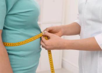 Estudo do Houston Methodist identifica possível mecanismo que relaciona obesidade a alterações cerebrais associadas ao Alzheimer.