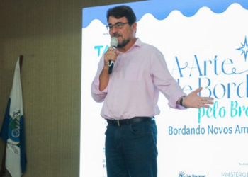 Cerca de 100 mulheres concluíram curso de bordado em Quissamã com foco em qualificação, economia criativa, geração de renda e autonomia financeira.