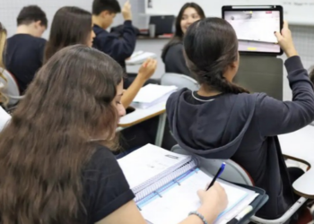 Pé-de-Meia inicia pagamento da quinta parcela para estudantes nascidos em março e abril. Confira valores, calendário e regras do benefício.