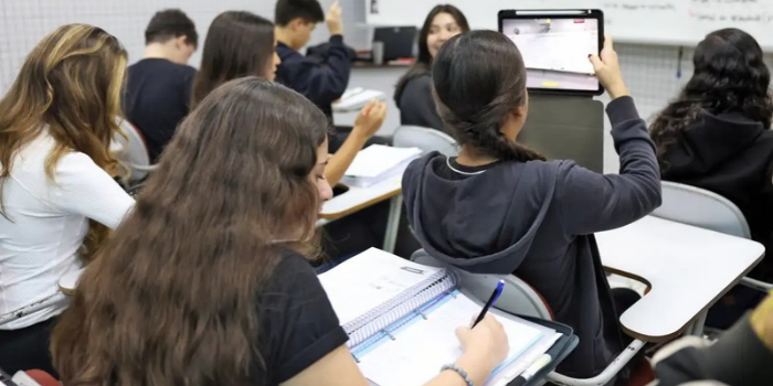 Pé-de-Meia inicia pagamento da quinta parcela para estudantes nascidos em março e abril. Confira valores, calendário e regras do benefício.