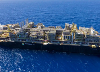Campo de Búzios, no pré-sal, bate recordes de exportação de gás natural. Petrobras registra média de 10,8 milhões de m³/d e pico diário de 14,1 milhões.