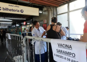 Brasil registra 27 casos de sarampo em 2026, sendo 24 ligados a uma cadeia de transmissão em São Paulo. Ministério da Saúde reforça vacinação e dose zero para bebês em áreas de risco.