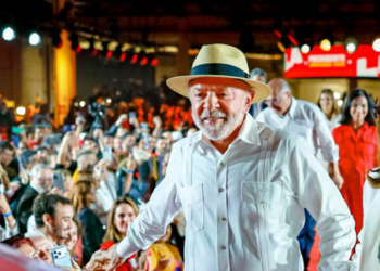 Lula defende participação política pelas urnas e afirma que democracia deve ser o principal caminho da esquerda para conquistar poder.