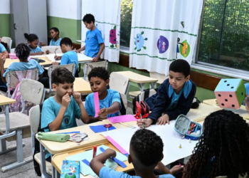 Ideb 2025 mostra oito municípios do Nordeste com nota 10 nos anos iniciais. Ensino médio registra 4,5 e fica abaixo da meta nacional de 5,2.