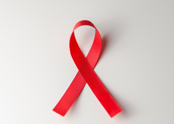 Diagnósticos de HIV aumentam entre idosos e reforçam a necessidade de prevenção e testagem.