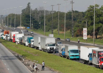 O presidente Luiz Inácio Lula da Silva sancionou, nesta quarta-feira (5), a lei que fortalece a fiscalização do piso mínimo do frete no transporte rodoviário de cargas.