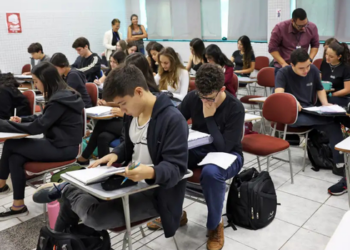 Estudantes com bolsa integral do Prouni podem receber auxílio mensal de R$ 700 para permanência no ensino superior, conforme regras do MEC.