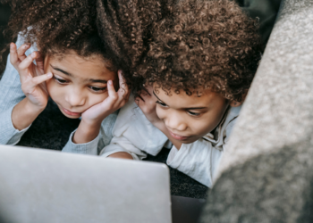 Nova lei brasileira endurece o combate à violência sexual contra crianças e adolescentes e amplia medidas contra crimes praticados no ambiente digital.