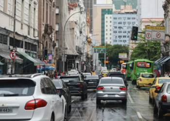 Uso de veículos em campanhas eleitorais pode alterar condições do seguro. FenSeg orienta motoristas a comunicar seguradora e revisar a apólice.