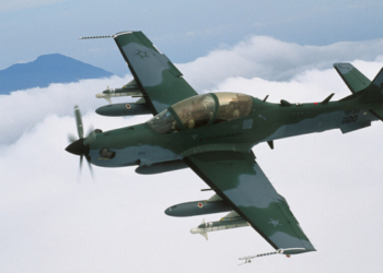 Letônia avalia o A-29 Super Tucano, da Embraer, para reforçar a defesa aérea e ampliar a capacidade de interceptação de drones.