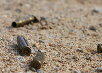 Moradores de Campos dos Goytacazes protestaram por justiça após a morte de Bernardo, de 5 anos, durante um ataque a tiros no bairro São Mateus.