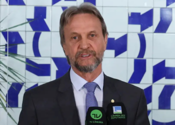 Câmara dos Deputados adia votações após Pedro Uczai passar mal durante reunião de líderes. Deputado foi levado a hospital para exames e acompanhamento.