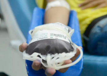 Novas regras para doação de sangue passam a valer em outubro de 2026. Confira os prazos para tatuagens, piercings, exames, procedimentos estéticos e os requisitos para doar.