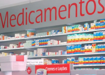 Farmácia Popular terá novas regras, com estudos para oferecer testes, teleatendimento e expansão para áreas vulneráveis, além de uso de IA contra fraudes.