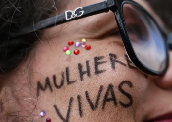 Ex-policial civil é condenado a 28 anos de prisão pelo feminicídio de Luanda Bitencourt Mota Ribeiro, morta a tiros em Campos dos Goytacazes em 2022.
