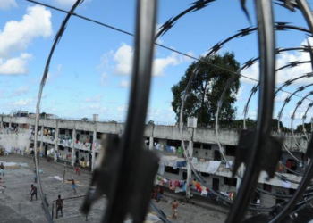 Polícia Penal apreende miniantena Starlink, 31 celulares e drogas durante fiscalizações em unidades prisionais do Rio de Janeiro.