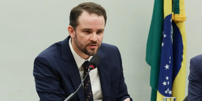 Governo brasileiro avaliará impactos das tarifas dos EUA e ouvirá empresas antes de decidir sobre medidas de reciprocidade comercial.