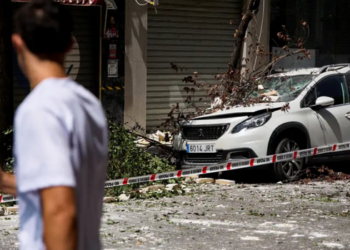 Granada registra centenas de tremores em poucos dias, incluindo abalos de magnitude 4,8. Três pessoas ficaram feridas e autoridades reforçaram o alerta.