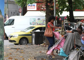 Mobilização na Cinelândia reúne 25 organizações e cobra políticas públicas e direitos para pessoas em situação de rua no Rio.
