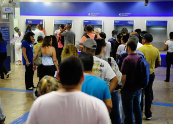 Bancários realizam paralisação de 24 horas nesta quinta-feira (20) durante campanha salarial. Categoria reivindica aumento real e reajuste de benefícios.