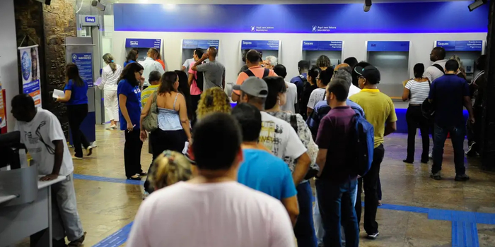 Bancários realizam paralisação de 24 horas nesta quinta-feira (20) durante campanha salarial. Categoria reivindica aumento real e reajuste de benefícios.