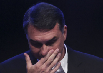 TSE suspende julgamento de ações sobre publicações de Flávio Bolsonaro e Marcelo Queiroga após pedido de vista de Nunes Marques.