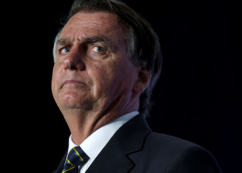 Defesa de Jair Bolsonaro pede ao STF prazo de 90 dias para definir o destino de dez armas apreendidas após o cancelamento do registro de CAC do ex-presidente.