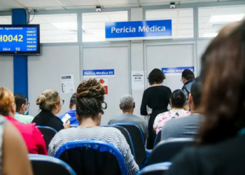 Fila do INSS cai para 1,282 milhão de pedidos em agosto, menor nível desde 2023. Veja os dados sobre análise, perícias e tempo de espera.