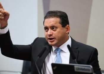 Senador Weverton Rocha pede ao STF investigação sobre possível vazamento de dados de celular apreendido pela Polícia Federal após foto ser publicada pela revista Piauí.
