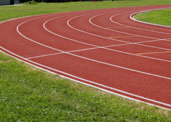 Alison dos Santos bate o recorde mundial dos 400m com barreiras ao correr 45s80 na Diamond League, em Zurique, e supera Karsten Warholm.