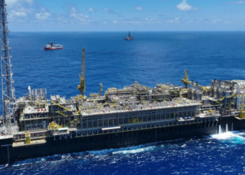 Justiça Federal suspende liminarmente imposto de 12% sobre exportação de petróleo. Entenda a origem da cobrança e os impactos da decisão.