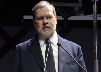 TSE suspende propaganda eleitoral de Wilson Grassi na internet, bloqueia recursos do FEFC e proíbe candidato de participar de debates.