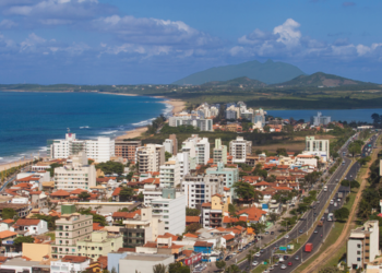 Macaé mantém investimentos em macrodrenagem há quase duas décadas. Grandes galerias, canais e bombas de até 22 mil litros por segundo ajudam a reduzir o impacto de chuvas intensas e alagamentos.